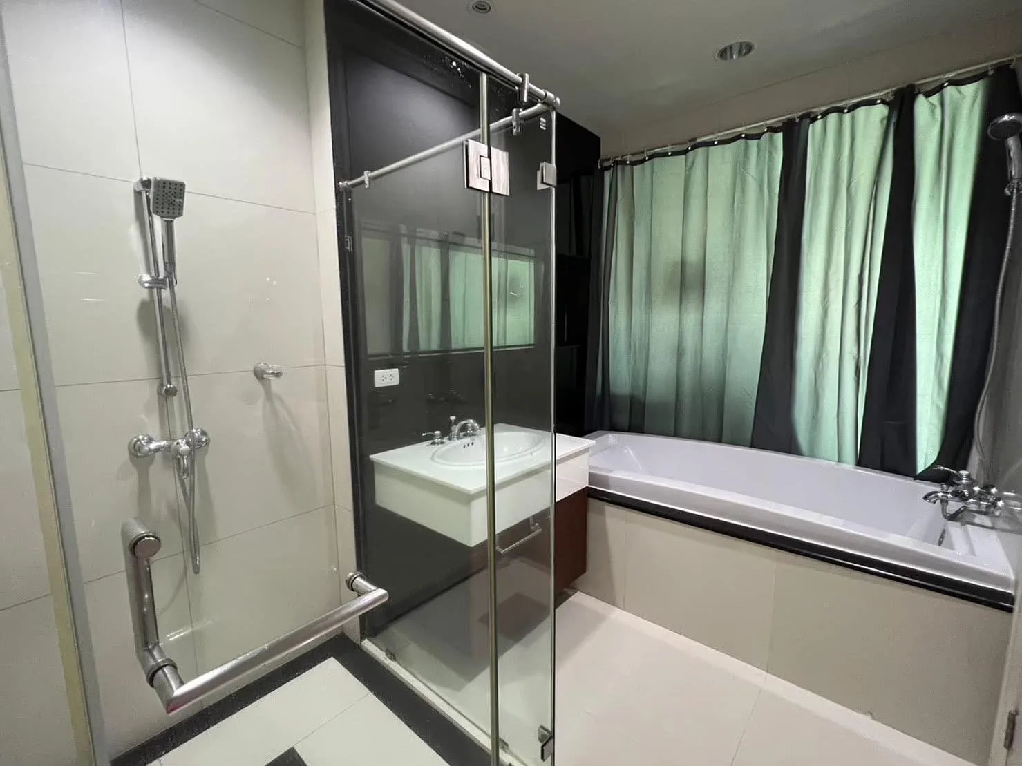 Property photos for The Address Chidlom