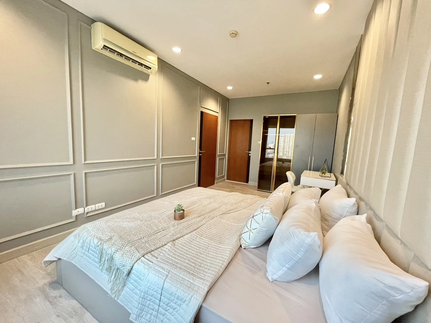 Property photos for Intro Phaholyothin - Pradipat