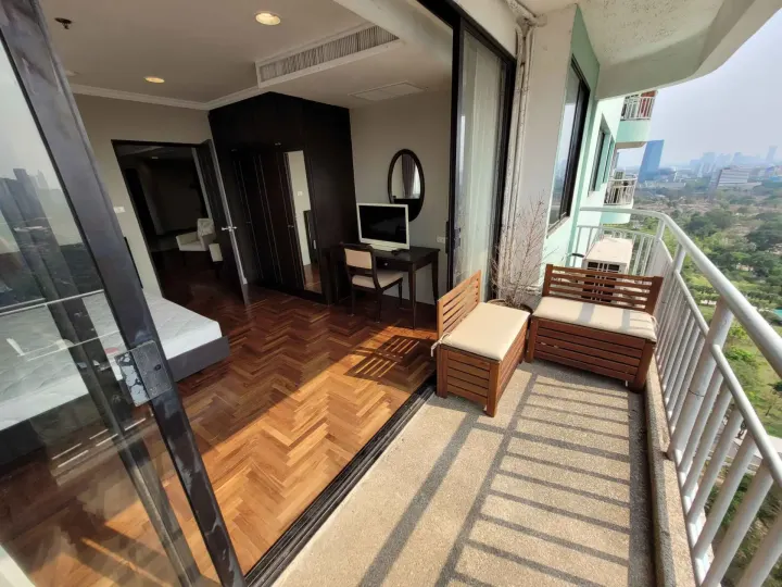 Property photos for Lake Green