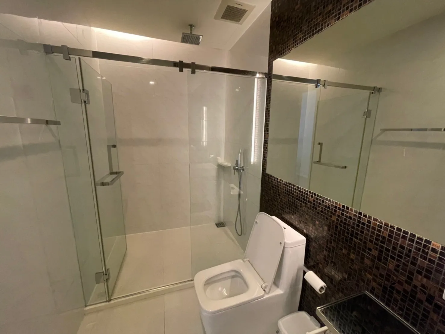 Property photos for The Room Sukhumvit 69