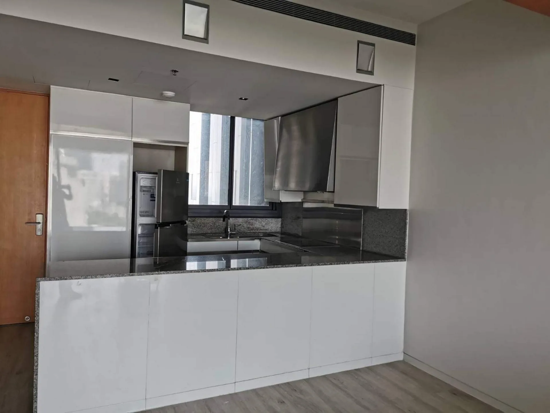 Property photos for The Met