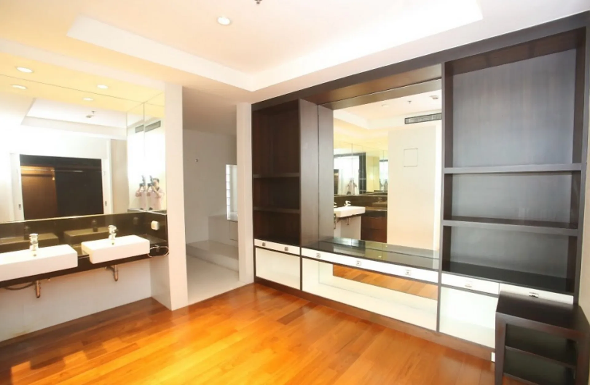 Property photos for Royal Residence Park