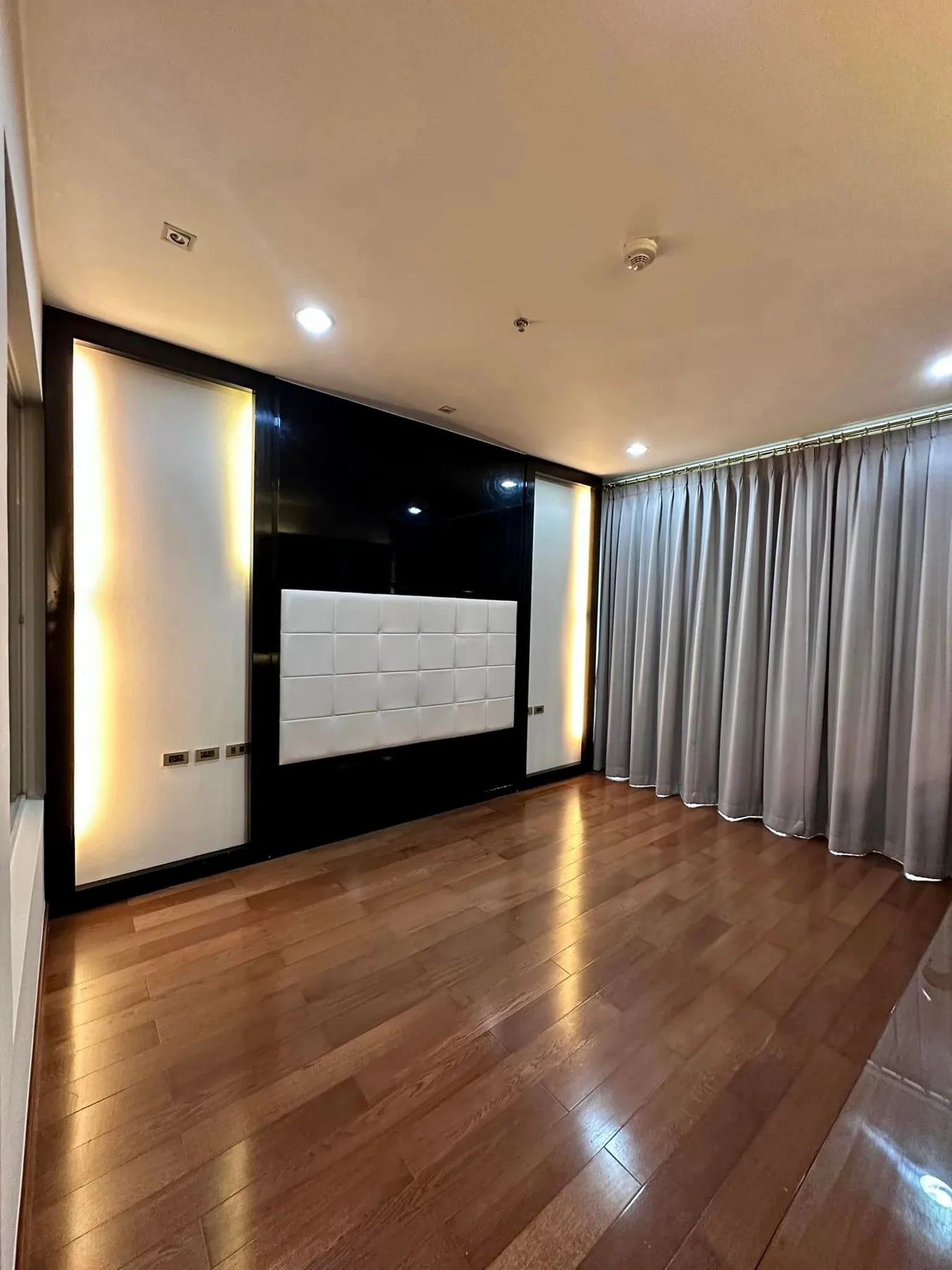 Property photos for The Address Chidlom