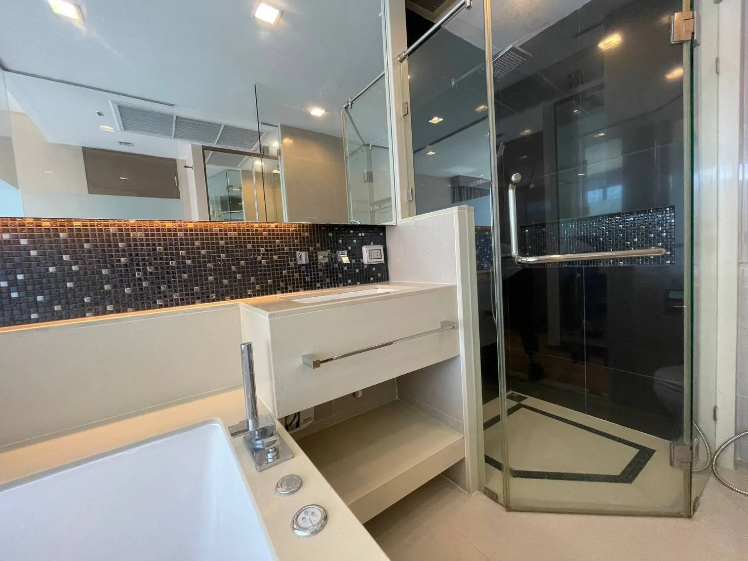 Property photos for The Address Asoke