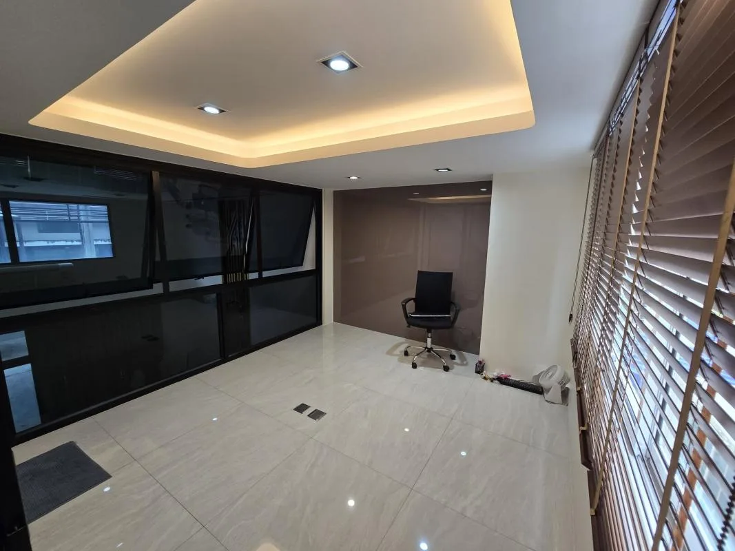 Property photos for District Ekkamai-ramintra