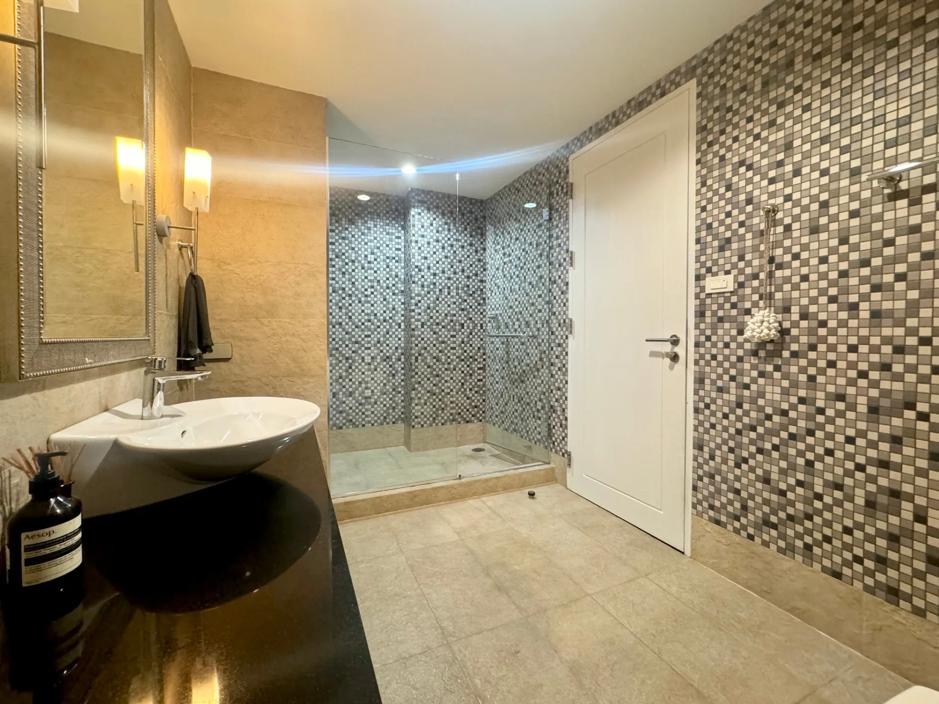 Property photos for Supreme Elegance