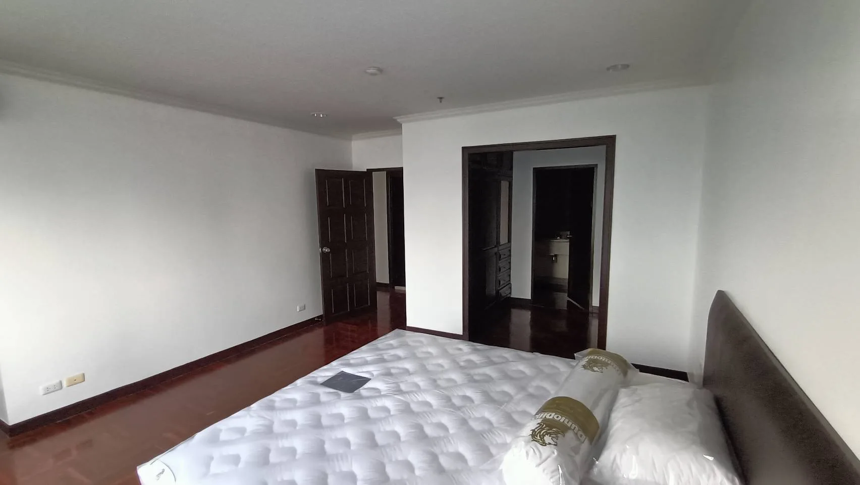Property photos for Lake Green