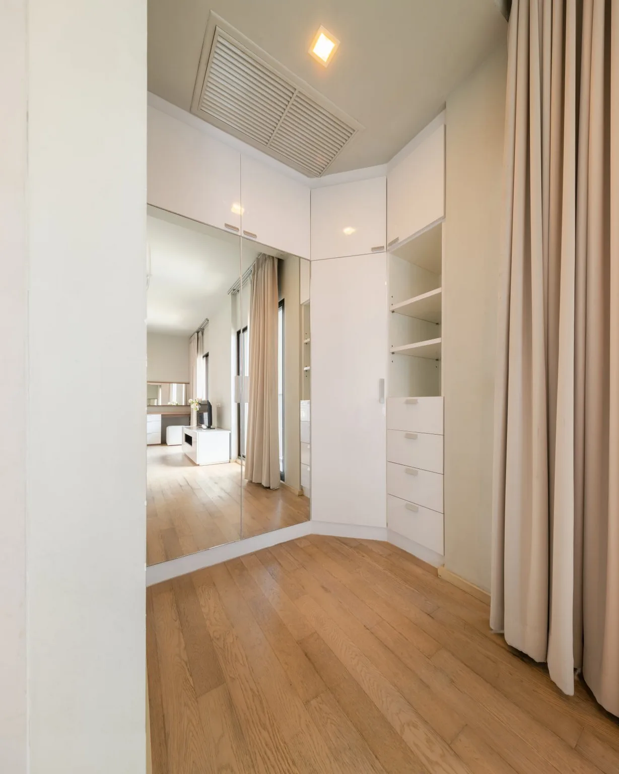 Property photos for Noble Refine