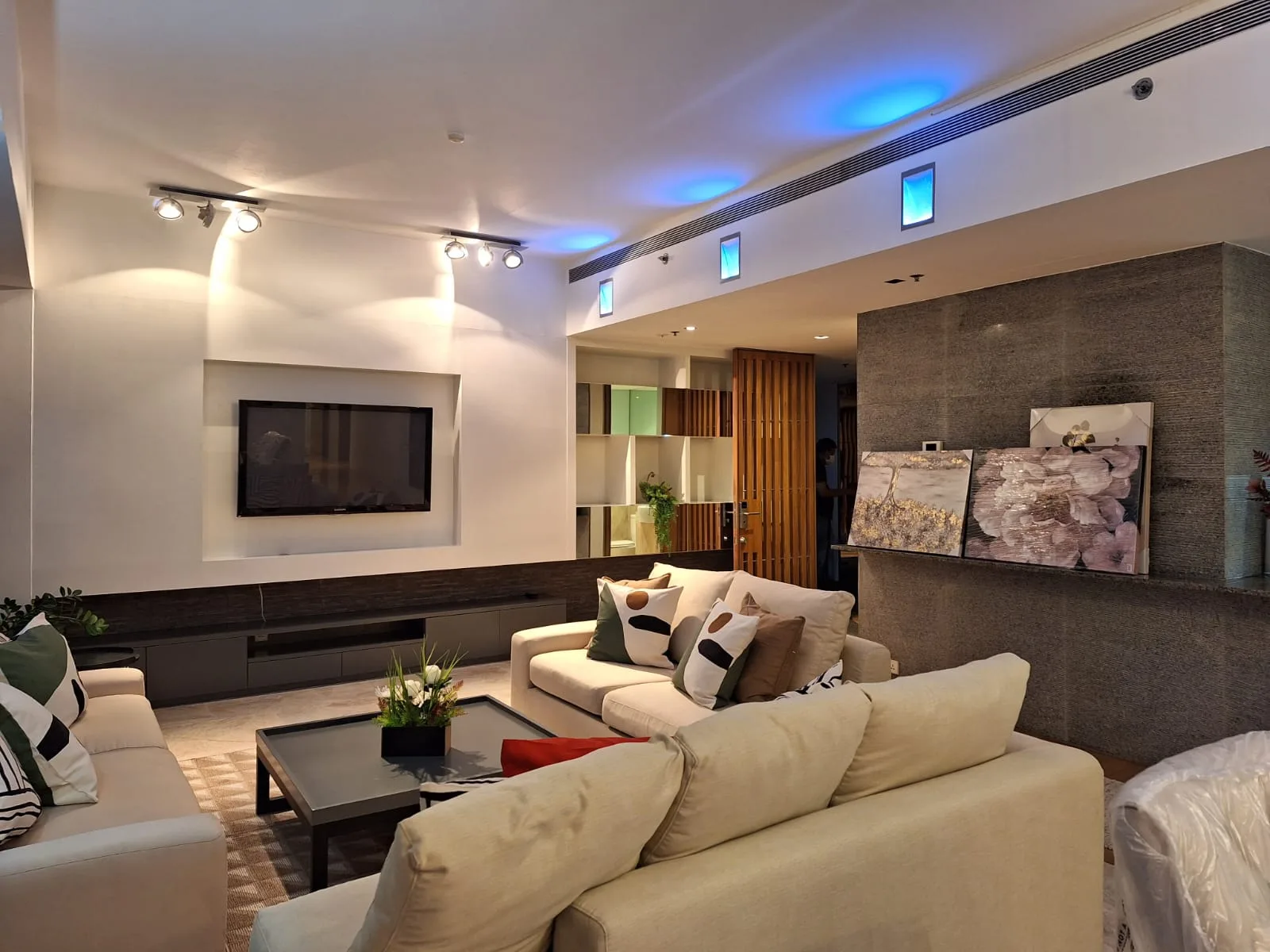 Property photos for The Met
