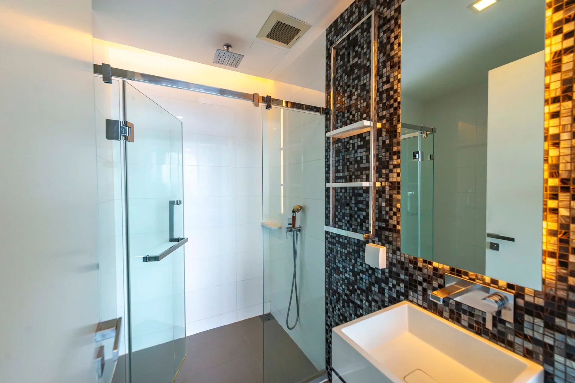 Property photos for The Room Sukhumvit 69