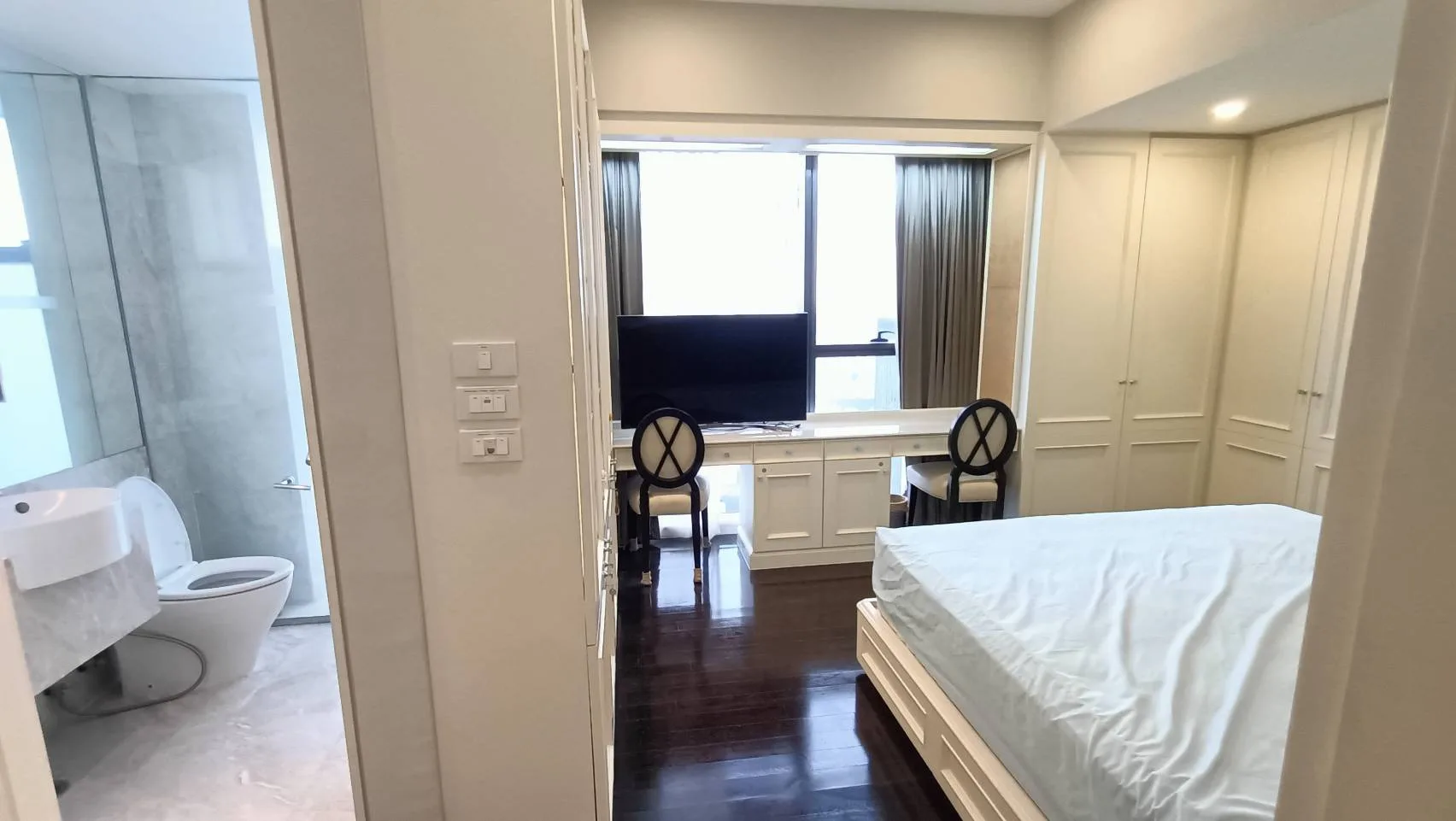 Property photos for The Met
