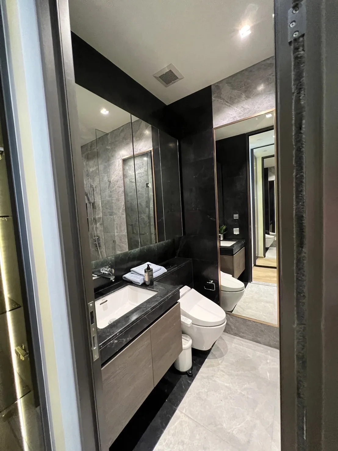 Property photos for 28 Chidlom